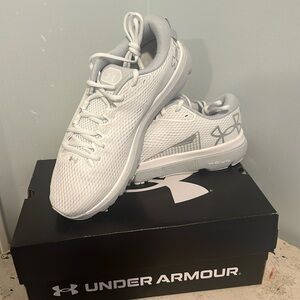 UA Hovr Infinite 5, men’s 8.5,  white